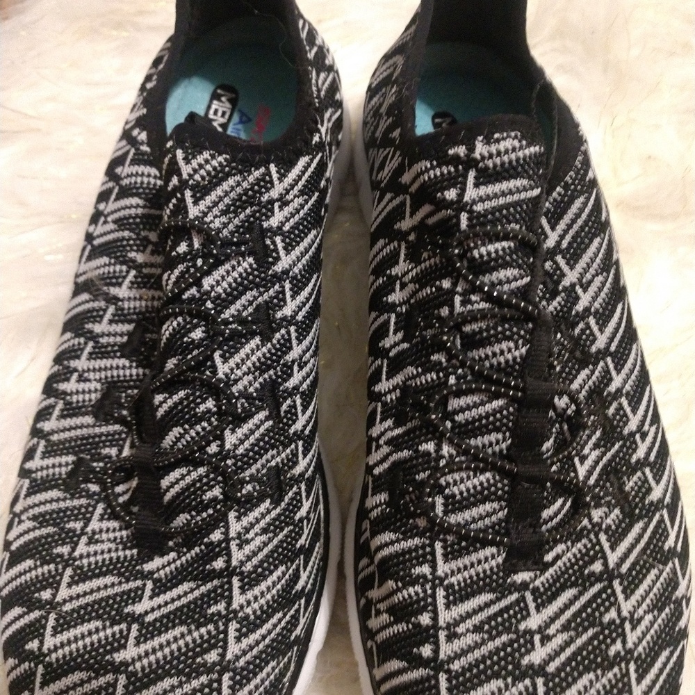 Sketchers Tennis Shoes